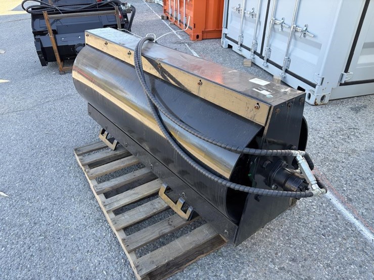 giyi-skid-steer-roller-66"-image-1