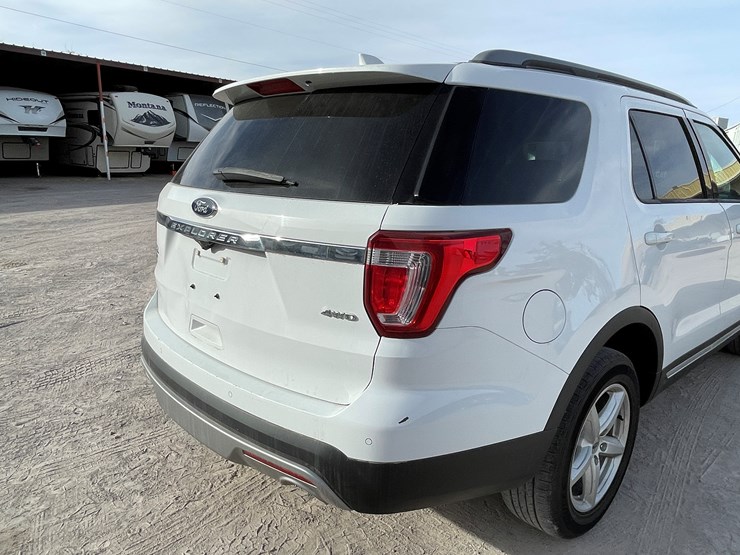 2017-ford-explorer-image-28