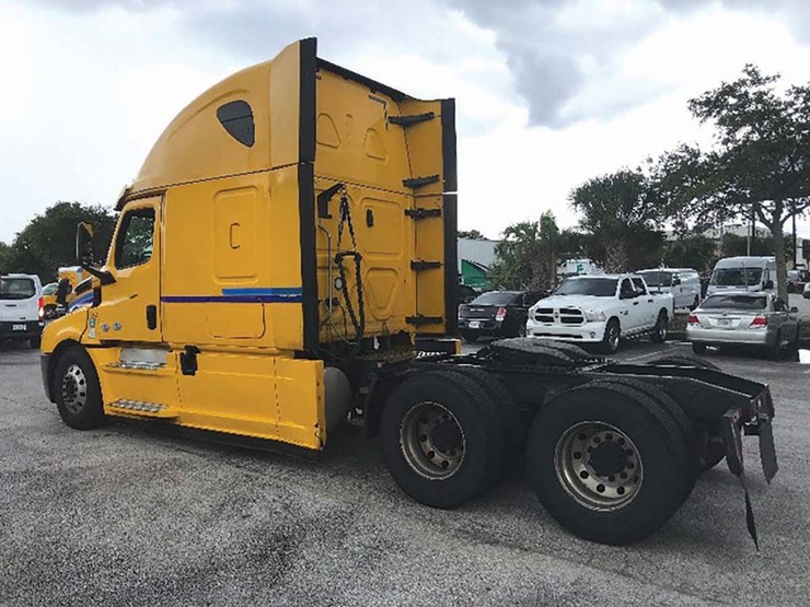 2020-freightliner-cascadia-126-image-2