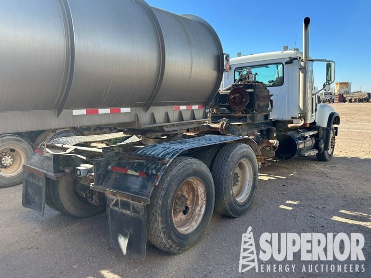 (x)-2005-mack-cv713-t/a-kill-truck,-vin-1m2ag11y7...-image-4