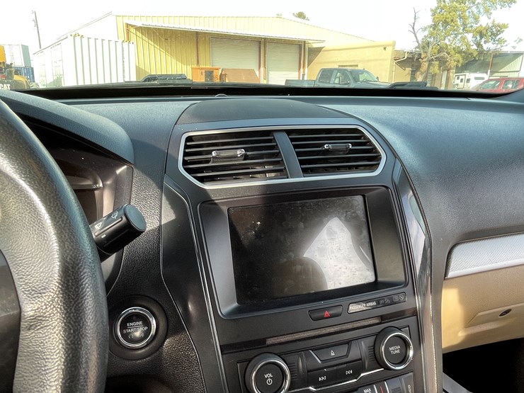 2017-ford-explorer-image-71