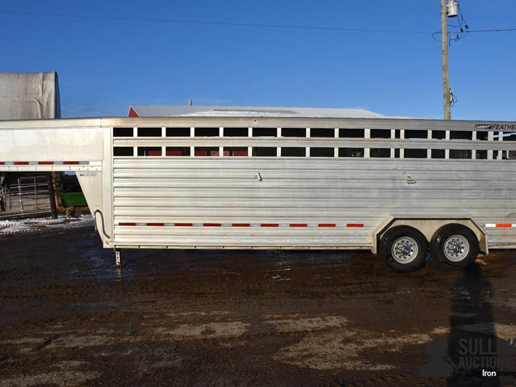 2019-featherlite-24'-t/a-aluminum-livestock-trailer-image-8