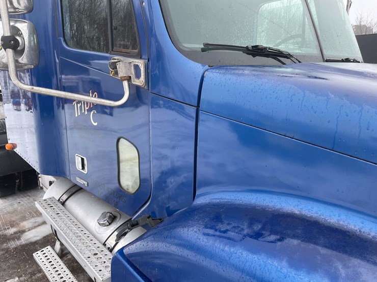 #308-•-2005-freightliner-columbia-semi-tractor-(has-wi-title)-(denmark,-wi)-image-20