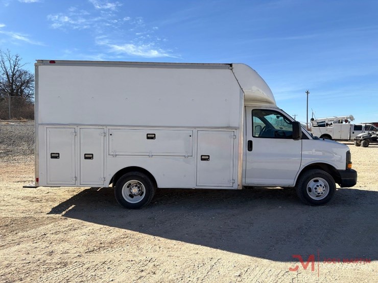 2013-chevrolet-3500-image-2
