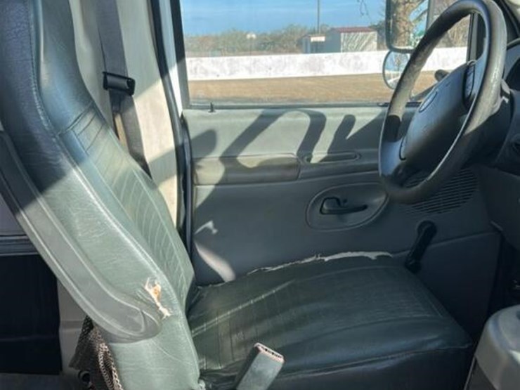 2005-ford-e350-image-12