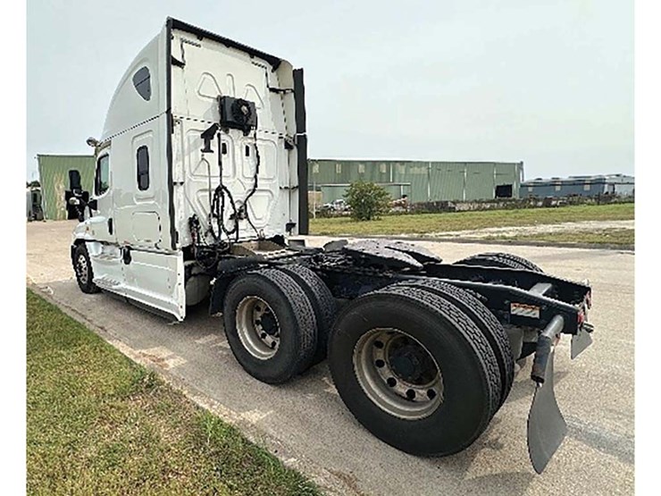 2019-freightliner-cascadia-125-image-2