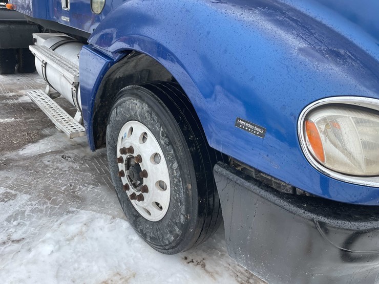 #308-•-2005-freightliner-columbia-semi-tractor-(has-wi-title)-(denmark,-wi)-image-18