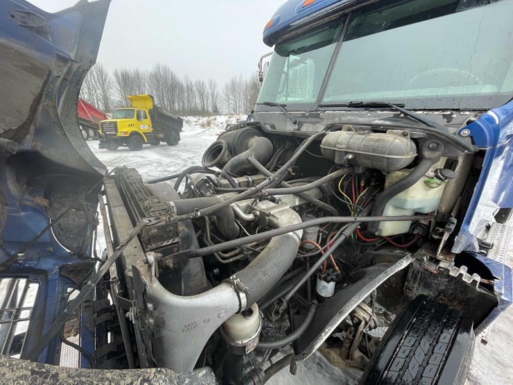 #308-•-2005-freightliner-columbia-semi-tractor-(has-wi-title)-(denmark,-wi)-image-63