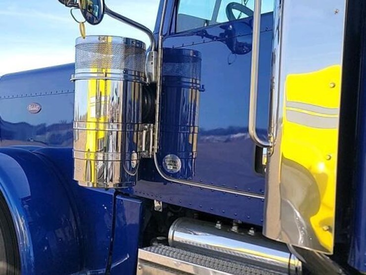 2021-peterbilt-389-image-15