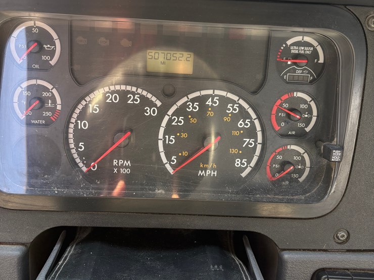 2012-freightliner-cascadia-isx-450-hp-cummins,-507k-miles,-new-steering-tires,-in-use-daily,-title-in-hand-image-3