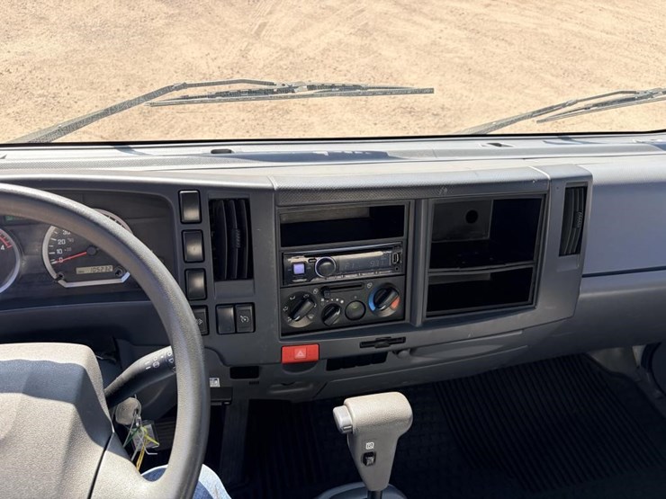 2016-isuzu-nrr-image-17