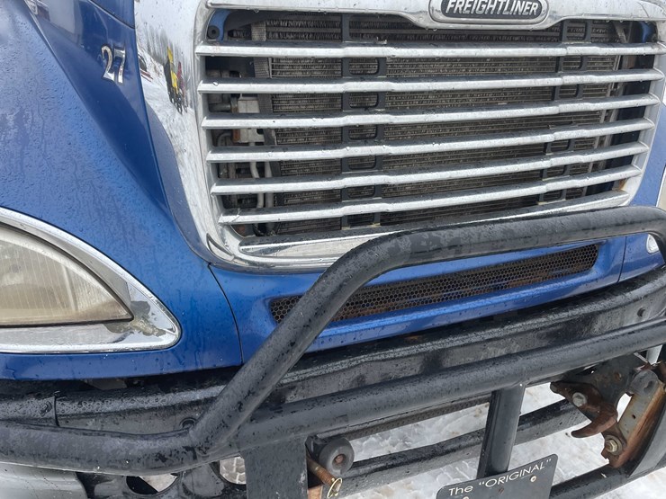 #308-•-2005-freightliner-columbia-semi-tractor-(has-wi-title)-(denmark,-wi)-image-15