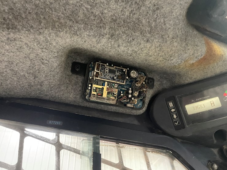 2011-john-deere-329d-image-34