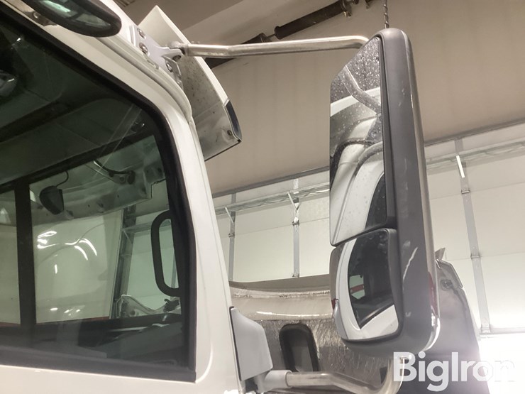 2022-western-star-5700xe-image-11