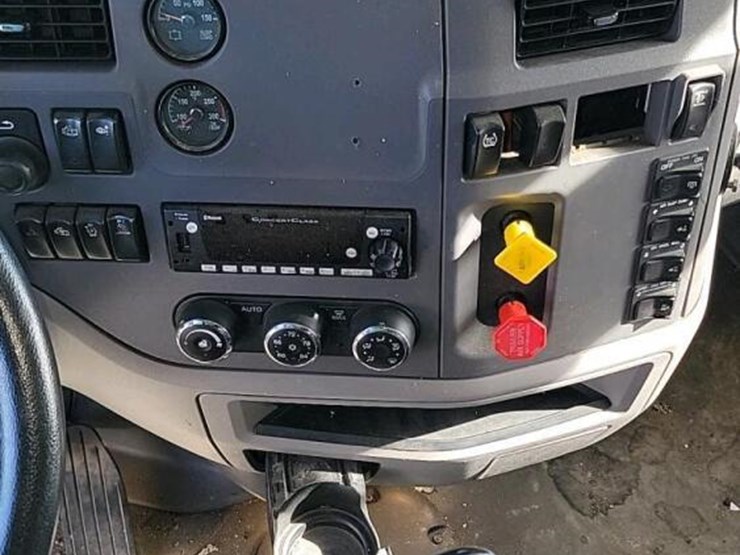 2016-peterbilt-579-image-18