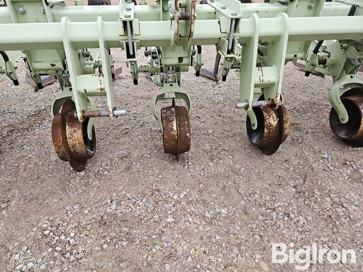 orthman-835-002-8r30-high-clearance-cultivator-image-11