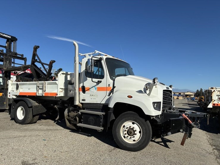 2021-freightliner-dump-truck-image-2