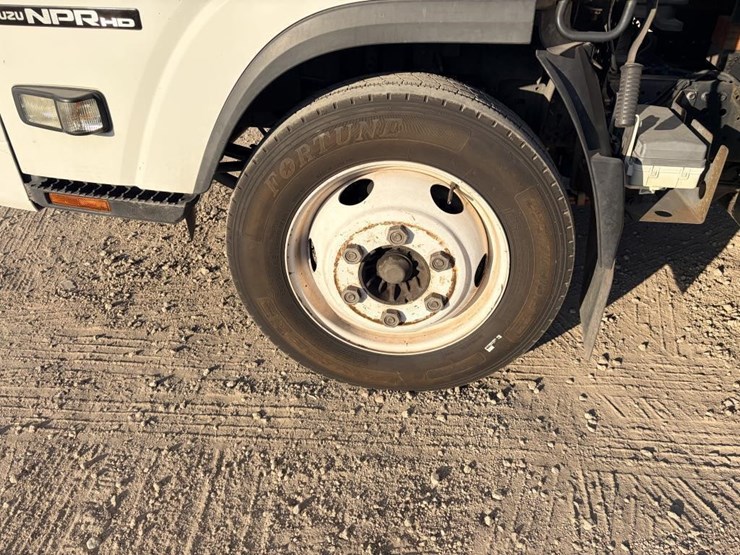 2013-isuzu-npr-image-10