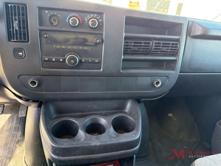 2013-chevrolet-3500-image-24