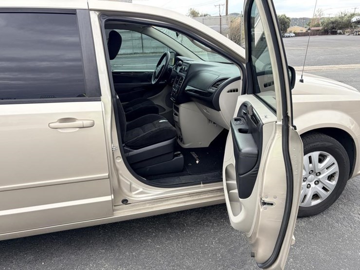 2015-dodge-caravan-image-9