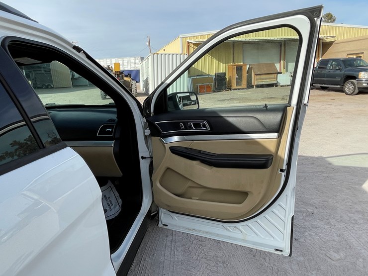 2017-ford-explorer-image-52