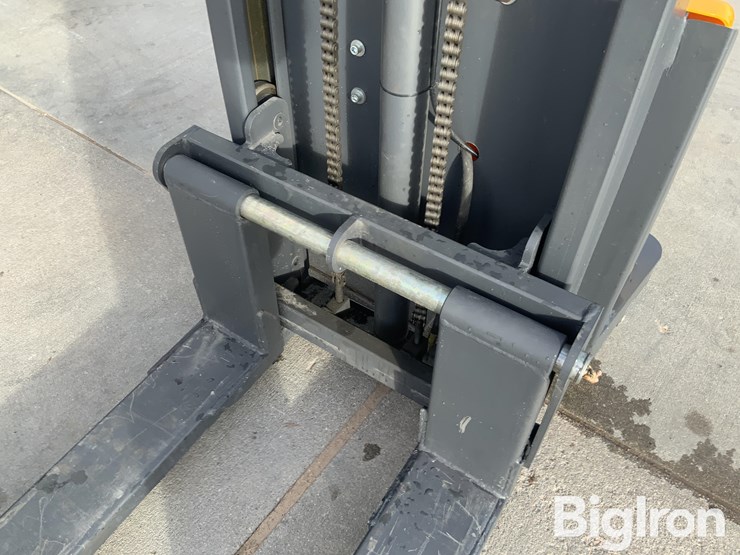 2200lb-electric-pallet-mover-image-10