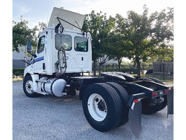 2019-freightliner-cascadia-126-image-2