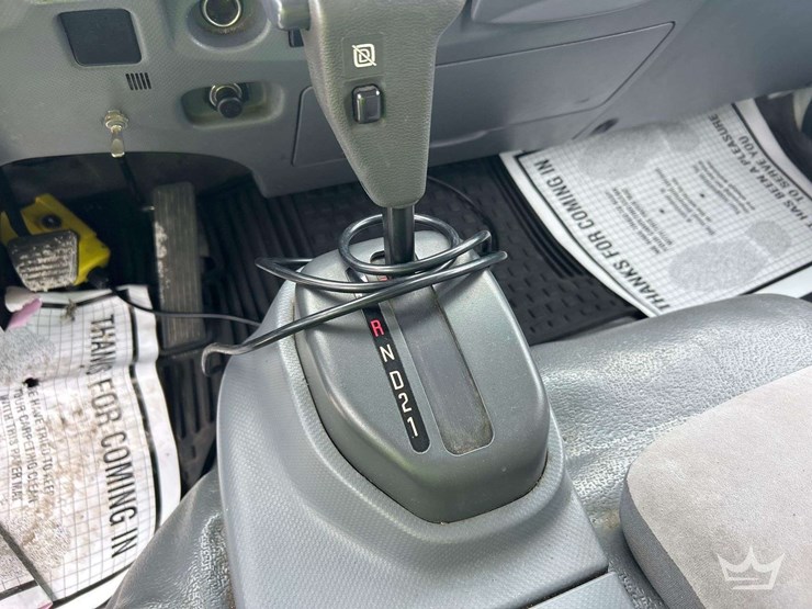 2016-isuzu-npr-image-17