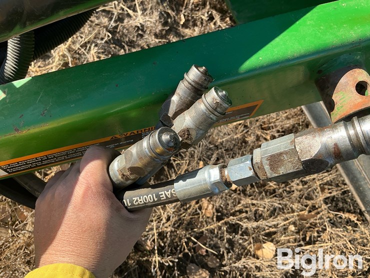 2010-john-deere-568-image-12