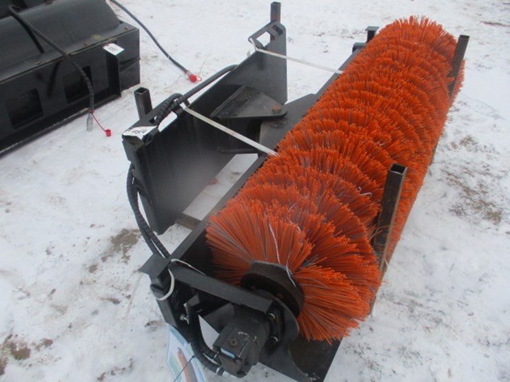 #6574-•-61"-skid-steer-sweeper-work-width-:1550mm;-speed-:30-50r/min;-work-pressure-:10mpa-22mpa-size:-1970*520*850mm-weight-:234kg-image-1