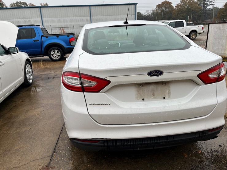 #20-•-government-agency-item-|-2013-ford-fusion-image-4
