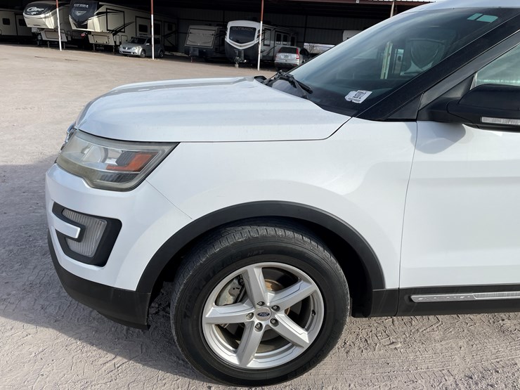 2017-ford-explorer-image-18