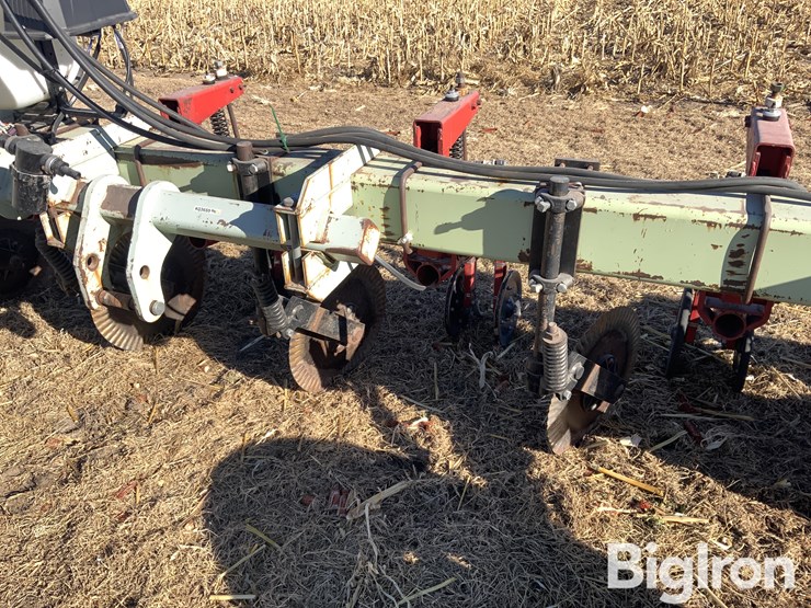 orthman-8r30-fertilizer-bar-image-15