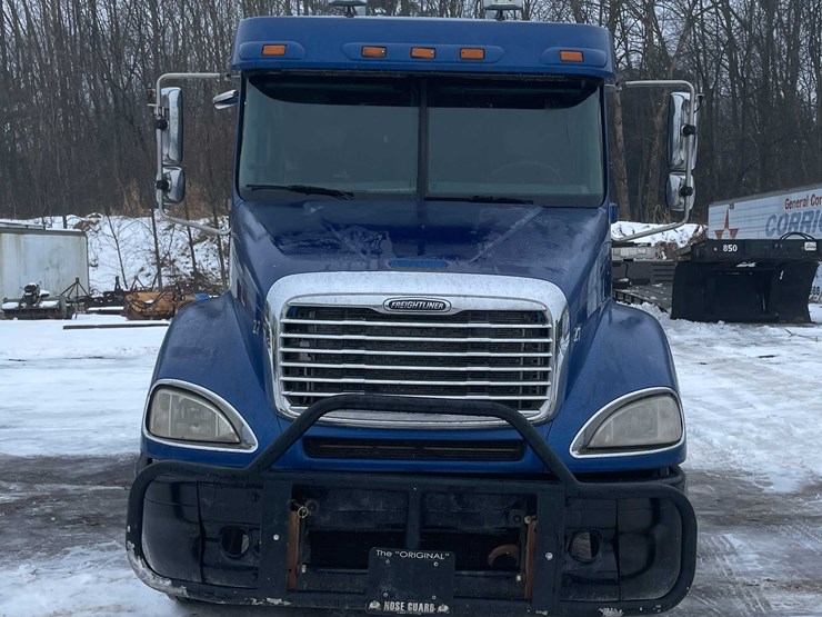 #308-•-2005-freightliner-columbia-semi-tractor-(has-wi-title)-(denmark,-wi)-image-8