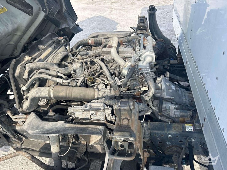 2016-isuzu-npr-image-8