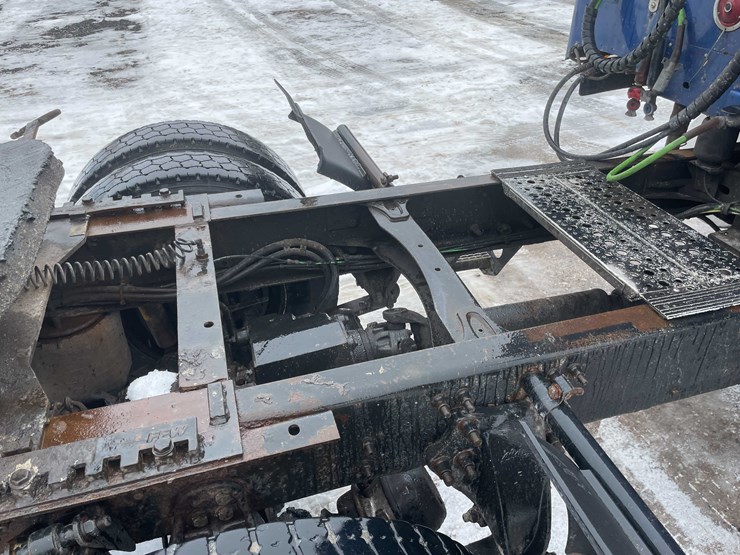 #308-•-2005-freightliner-columbia-semi-tractor-(has-wi-title)-(denmark,-wi)-image-30