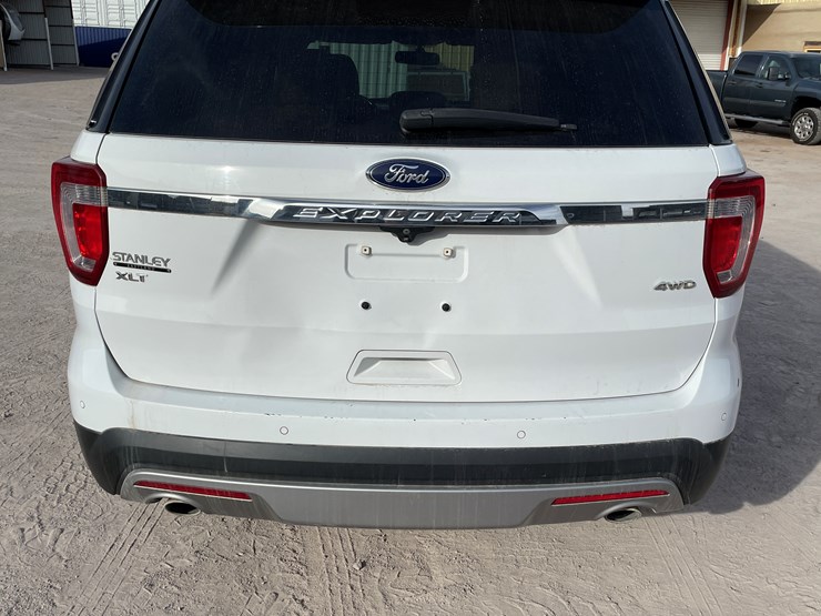 2017-ford-explorer-image-30