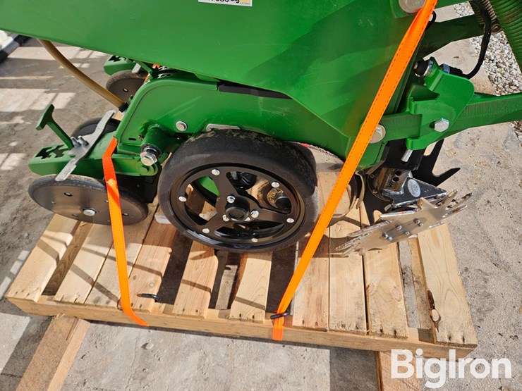 john-deere-max-emerge-plus-row-units-w/precision-planting-v-drives-image-17