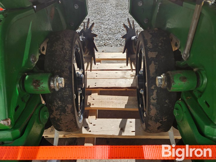 john-deere-max-emerge-plus-row-units-w/precision-planting-v-drives-image-13