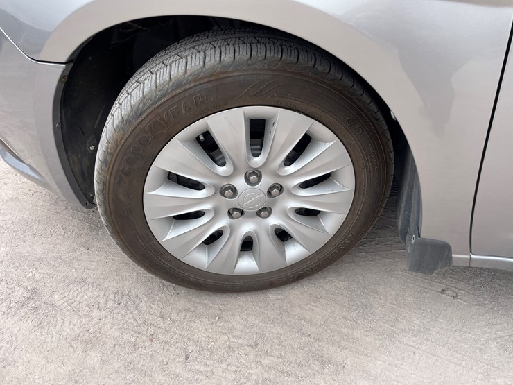 #111-•-2013-chrysler-200-(nm-title)-image-12