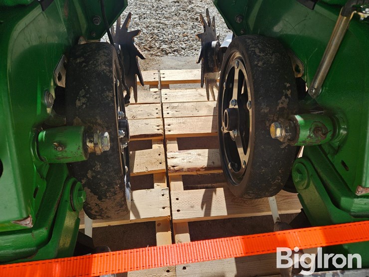john-deere-max-emerge-plus-row-units-w/precision-planting-v-drives-image-14