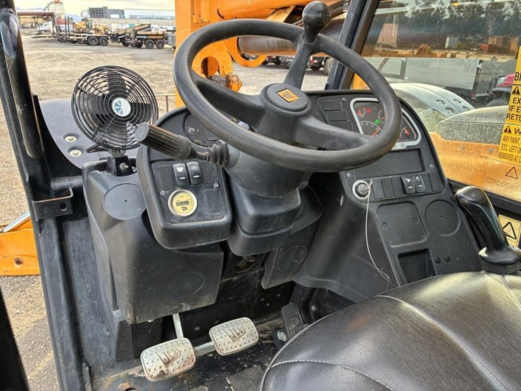 2014-jcb-telescopic-reach-lift-image-14