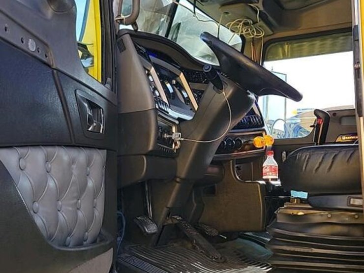 2020-kenworth-w900-image-19