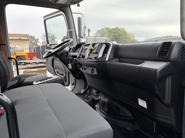 2016-hino-box-truck-image-14