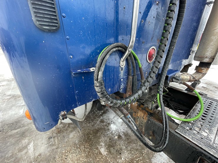 #308-•-2005-freightliner-columbia-semi-tractor-(has-wi-title)-(denmark,-wi)-image-47