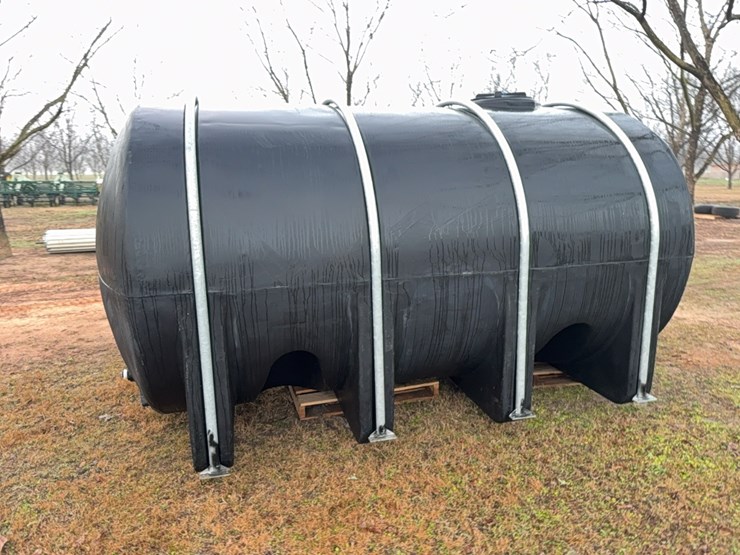 3235-gallon-black-poly-tank-with-straps---brand-new!!!-never-had-anything-in-it-and-has-been-inside-the-shed-since-bought-image-3