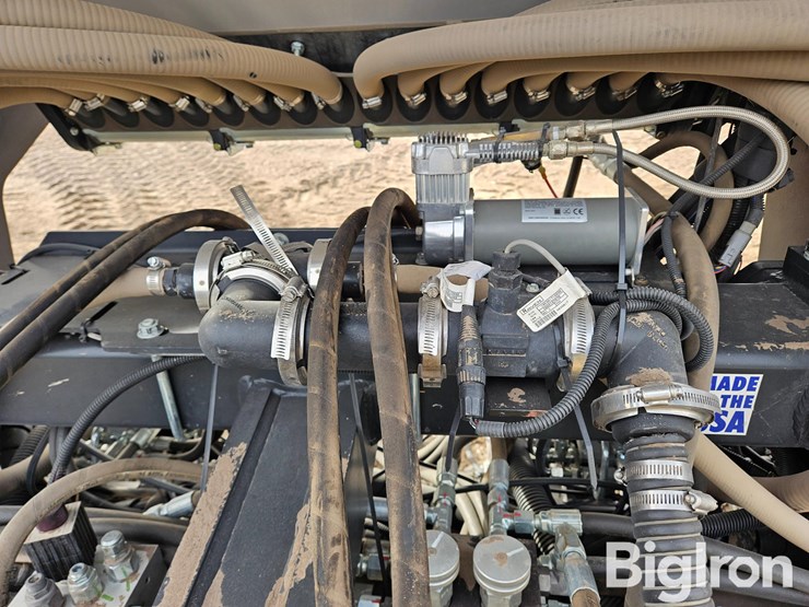 2023-harvest-international-16r30-stack-fold-center-fill-planter-image-20