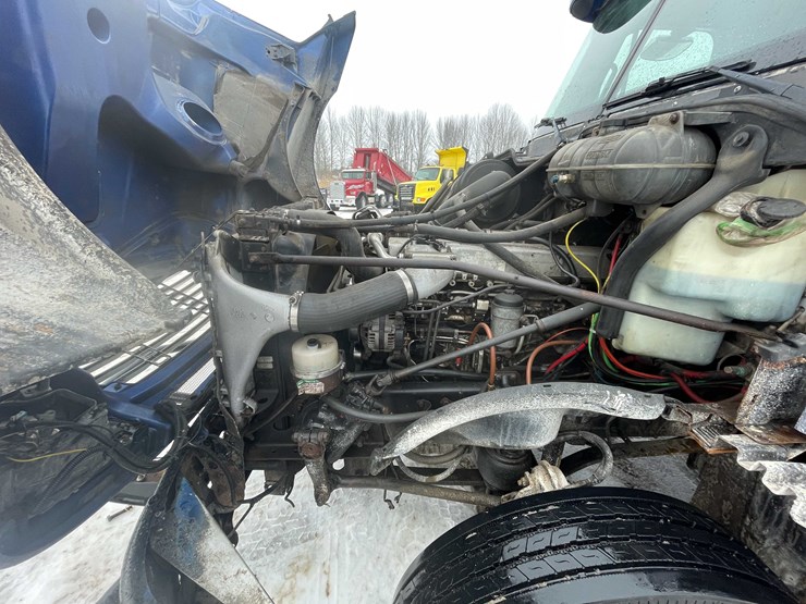 #308-•-2005-freightliner-columbia-semi-tractor-(has-wi-title)-(denmark,-wi)-image-64