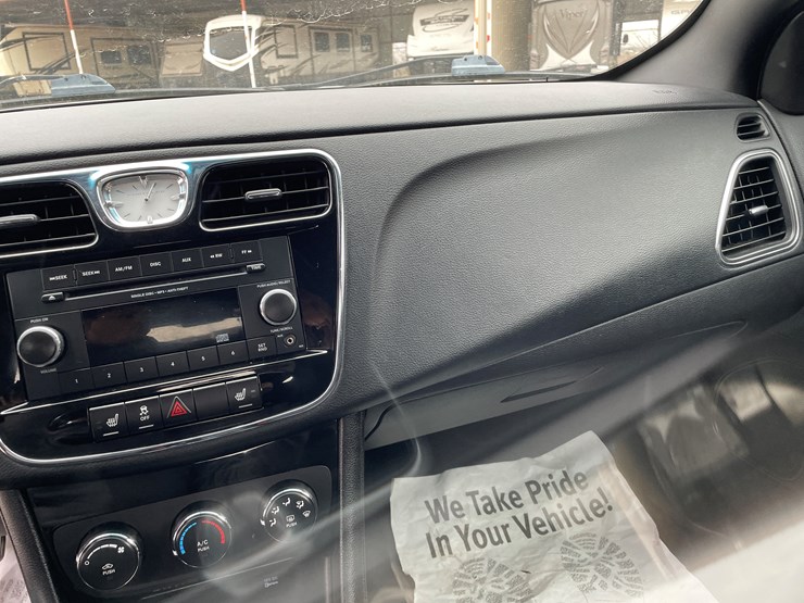 #111-•-2013-chrysler-200-(nm-title)-image-20