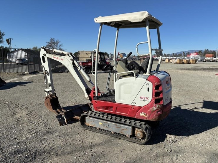 2015-takeuchi-excavator-tb216-image-4